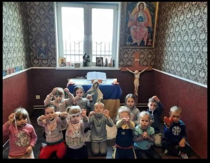 Niños de Ucrania rezando