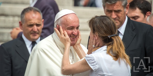 web-photo-of-the-day-pope-francis-woman-hand-face-c2a9-antoine-mekary-aleteia-am_9037