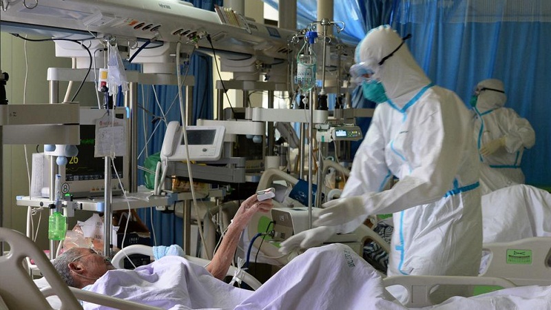 EuropaPress_2671539_UN_MEDICO_MILITAR_CUIDA_A_UN_PACIENTE_INGRESADO_PO_20200225145031-kRjC-U473786502382yXD-992x558@LaVanguardia-Web