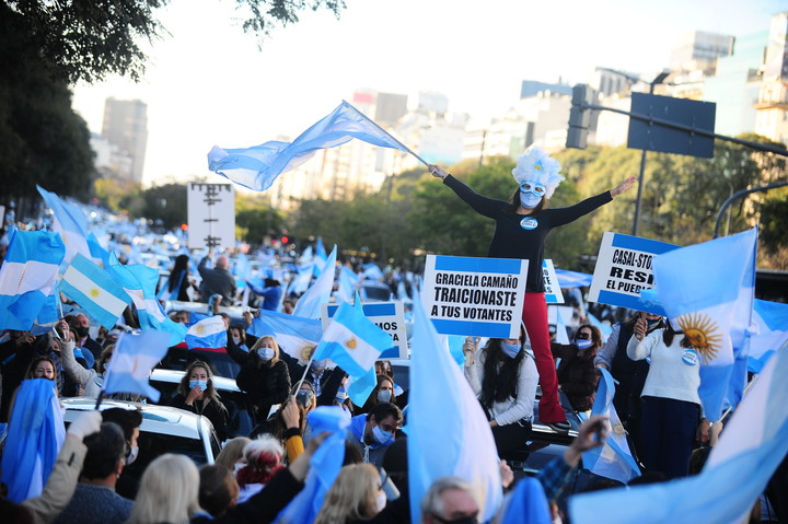 17 08 20
Marcha contra el gobierno y la cuarentena en el Obelisco.
Cuarentena / Coronavirus en Argentina Barbijos
Foto German Garcia Adrasti